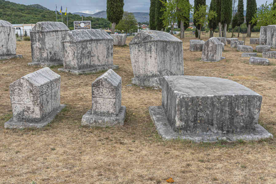 Bosnia y Herzegovina - Stolac - necrópolis de Radimlja - tumbas Stecci 07.jpg